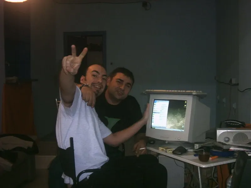 Oscar Navarro en 2007 en OXI2 con un amigo