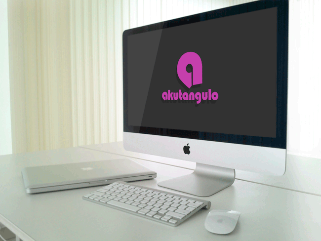 Imagen de un ordenador con inteligencia artificial y el logo de Akutangulo como fondo de pantalla