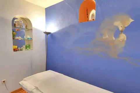 Sala de tratamiento azul y blanca de Acupuntura Los Arces en Valladolid