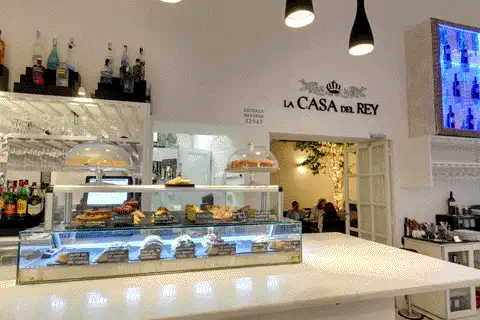 Interior y ambiente del Restaurante La Casa del Rey en Estepona, Málaga