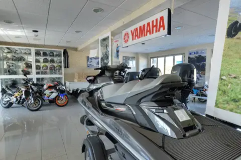Moto de agua Yamaha, motocicletas y cascos expuestos en Factory Racing Ceuta