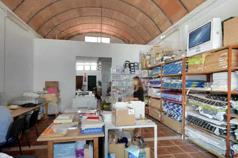 Mesas de trabajo, papeles y materiales de impresión en Gráficas Medina