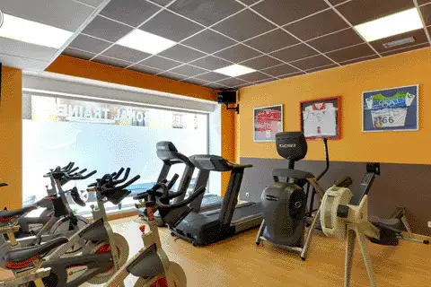 Bicicletas estáticas y máquinas de cardio en Gym Hermes Personal Trainers