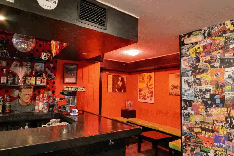 Ambiente y decoración del legendario Pub Fuzztone en Valladolid