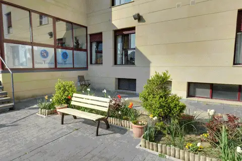 Fachada y jardines de la Residencia Santa Teresita en La Cistérniga, Valladolid