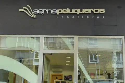 Interior del salón Serna Peluqueros en el barrio de la Rondilla, Valladolid